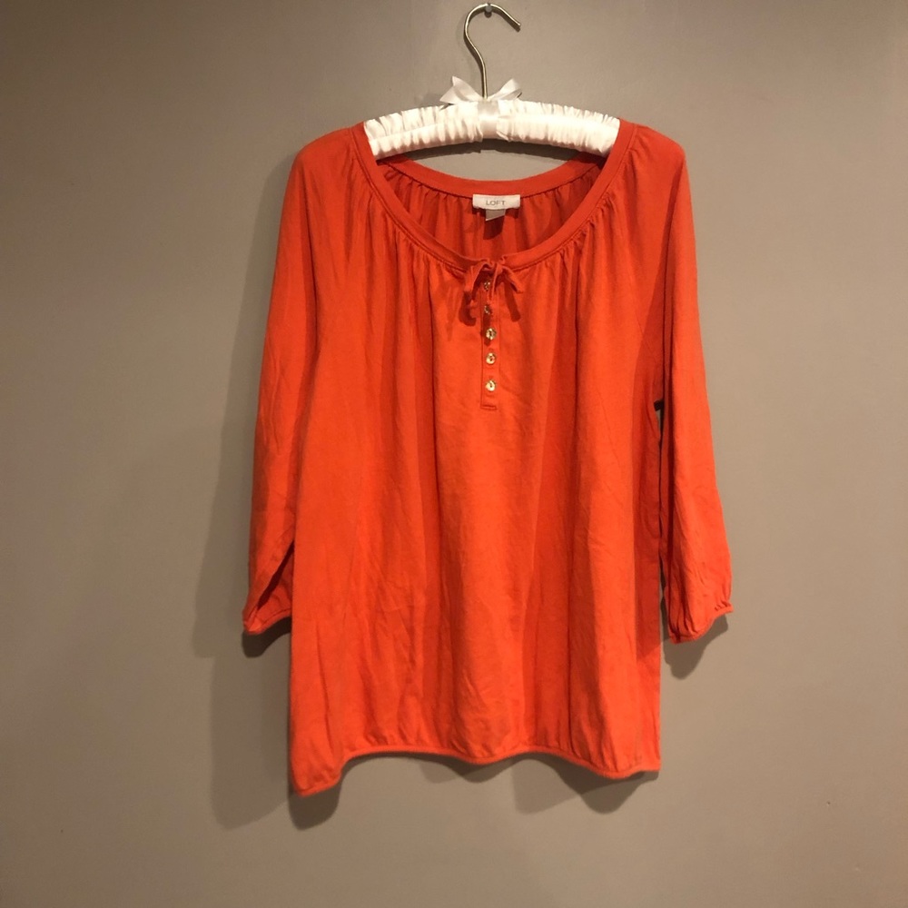 SALE 🎀 Loft tee with accent buttons sz L